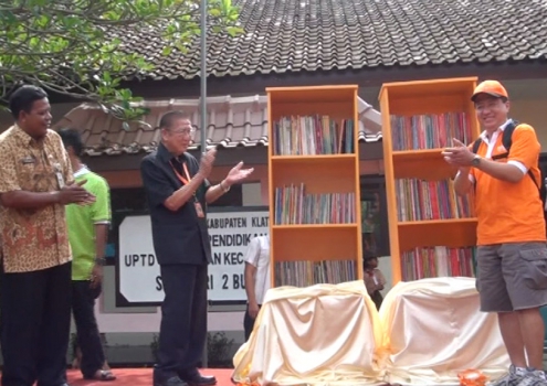 Donasi Mini Library SD 2 Bugisan