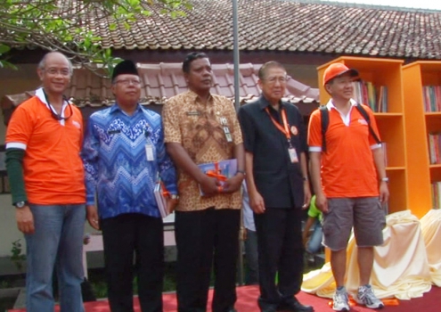 Foto Bersama CSR SD 2 Bugisan